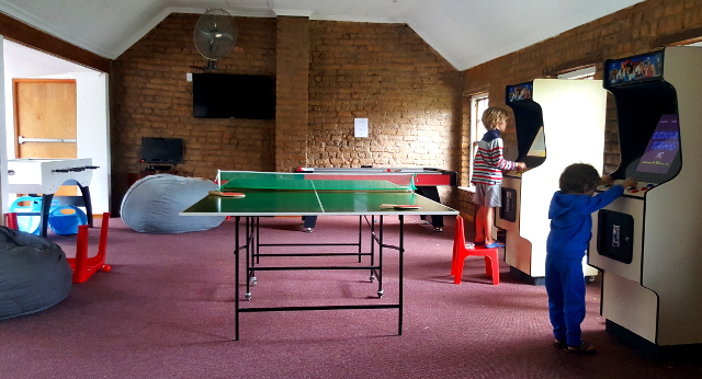 Kids play room at Houw Hoek Inn - table tennis, arcade games, ....
