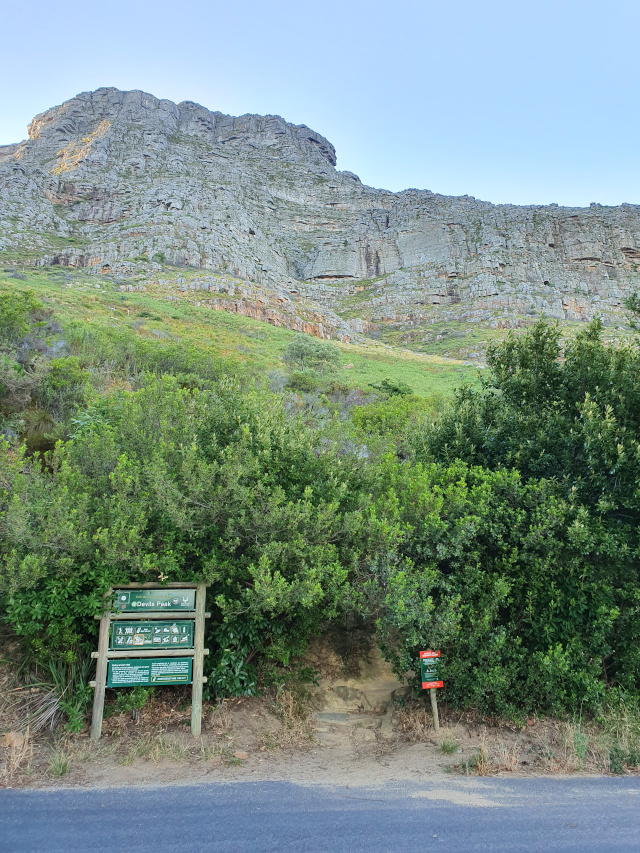 Sign on Tafelberg Road indicating the start of the hike up to Devil's Peak