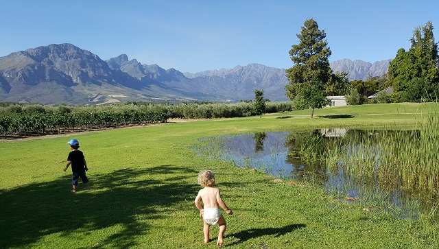 Children exploring Saronsberg