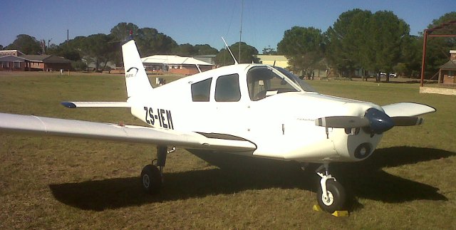 piper cherokee plane