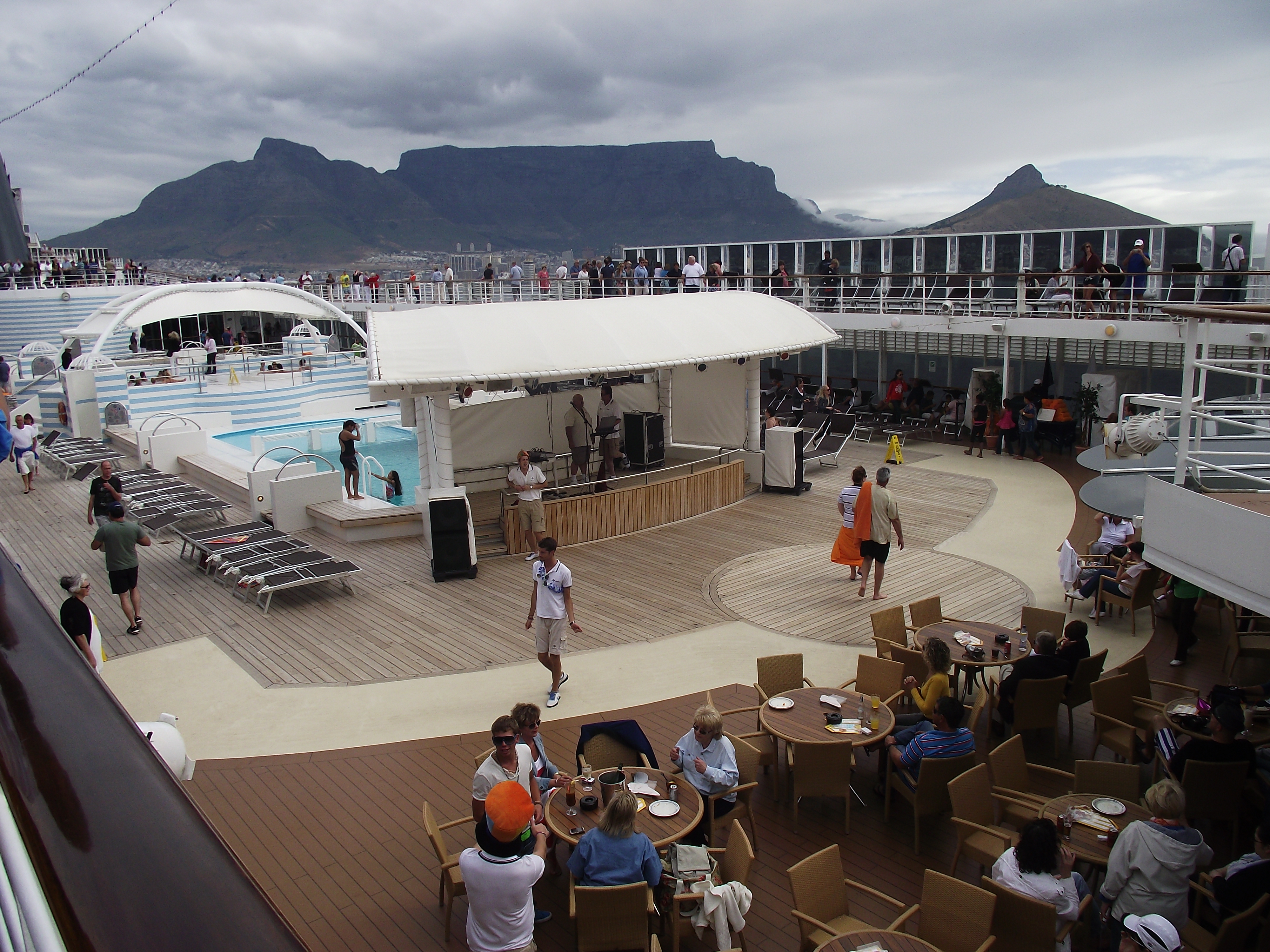 pool-deck-table-mountain