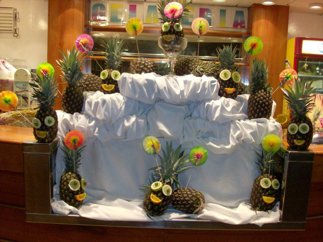Hawaiian party decor pineapples