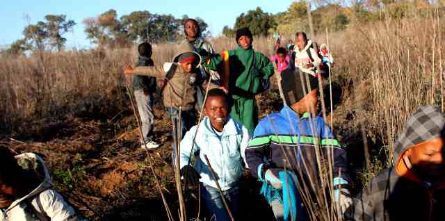 school children running to see the hot air balloon